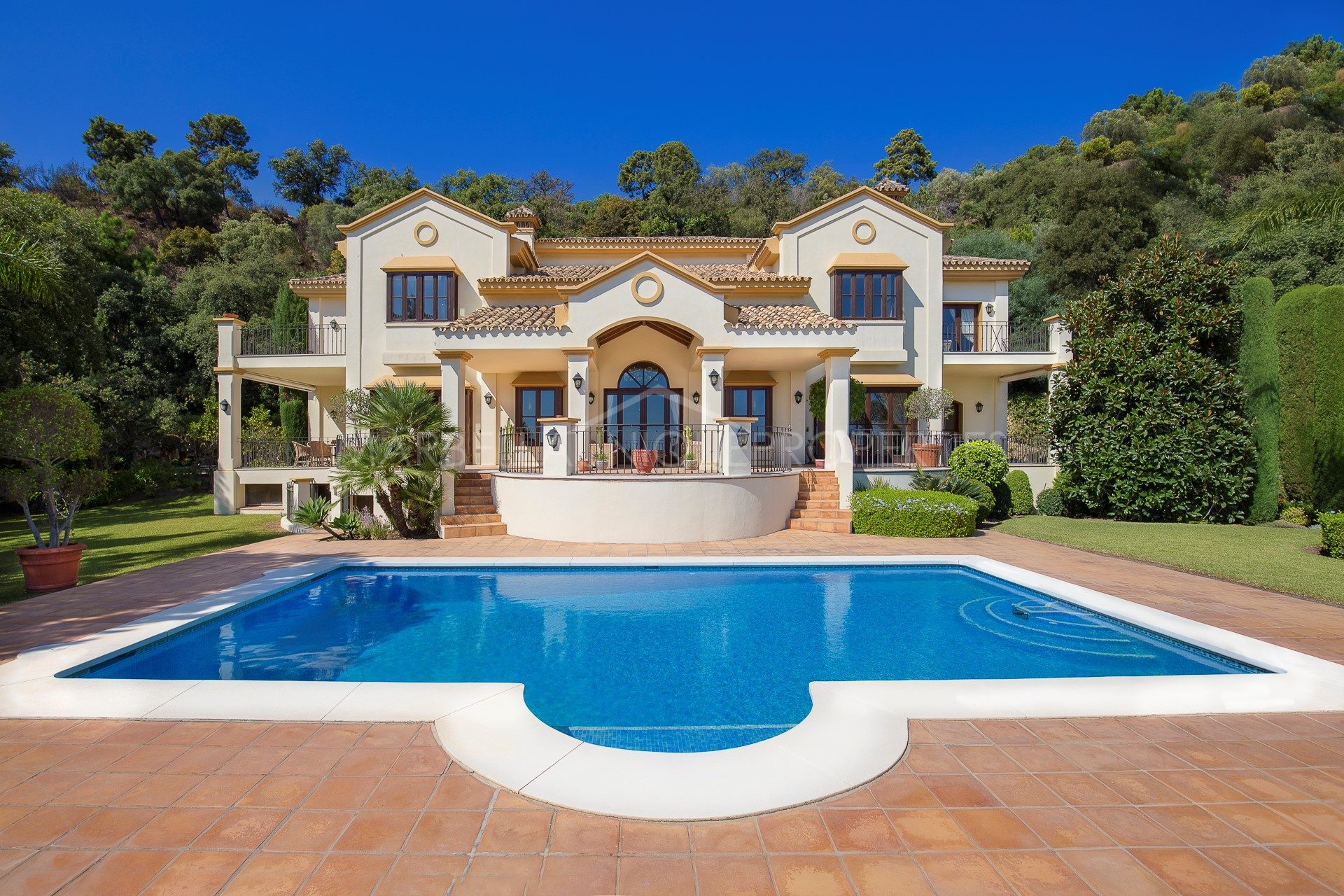 The Best Properties in La Zagaleta - Marbella Unique Properties - A charming Andalusian style La Zagaleta property with 4 bedroom, 2.950.000€