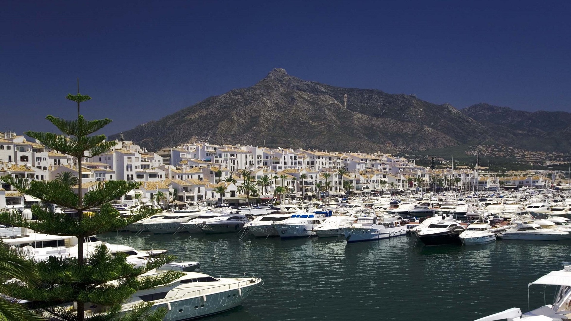 marbella-branding-marbella-unique-properties-real-estate-in-puerto-banus