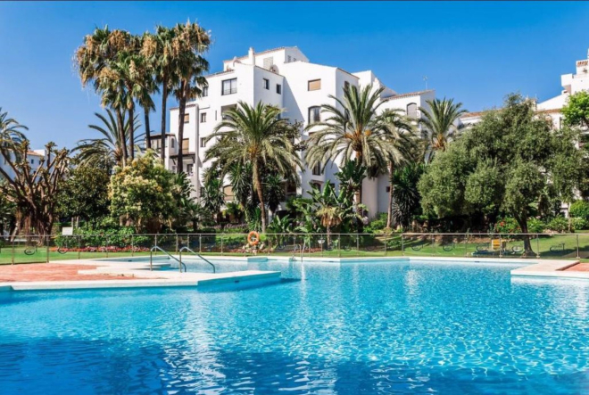 El encantador apartamento en planta baja de 3 dormitorios en Jardines del Puerto, Puerto Banus, Marbella.