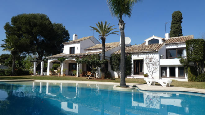 Charismatic second line beach villa in El Paraiso Barronal