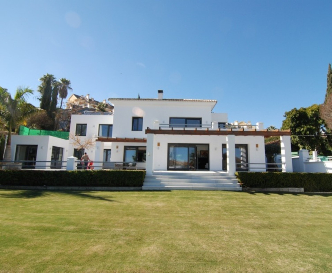 A fully refurbished modern 6 bedroom villa in Nueva Andalucia