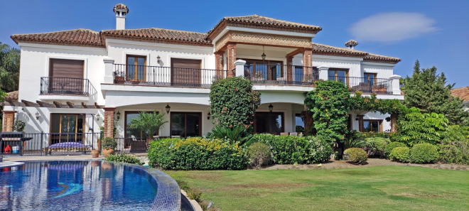 Villa de 6 dormitorios en El Paraiso Alto, Benahavis de estilo classico y estiloso. 