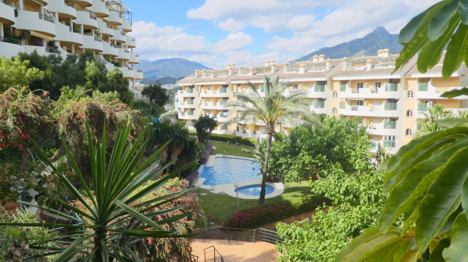 A stylish 2 bedroom apartment with sea views in Señorio de Aloha