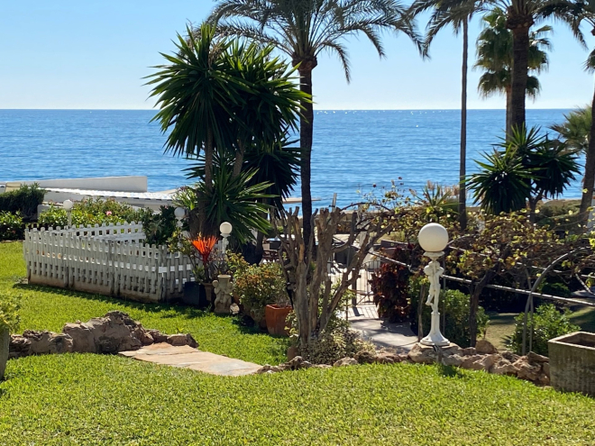 2 bedroom front line beach apartment with private garden on Marbella's Golden Mile