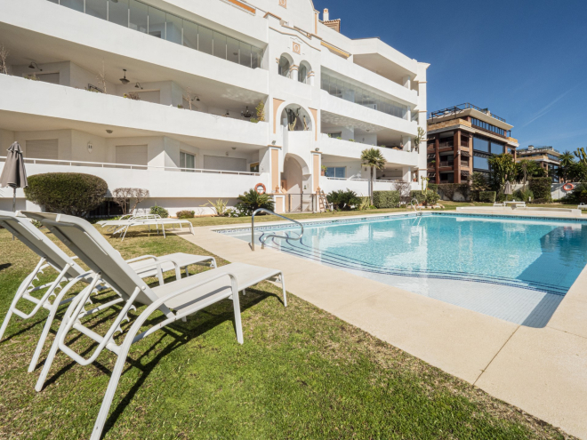 Primera línea de playa, amplio apartamento de 2 dormitorios en La Herradura, Puerto Banús