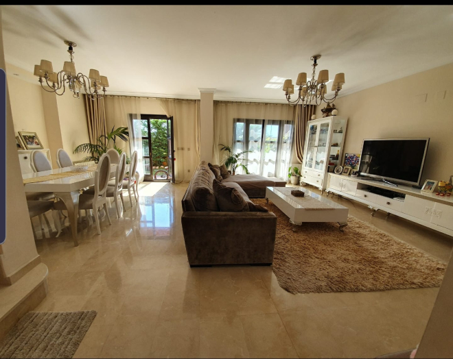 Adosada en venta de 4 dormitorios en la Urbanización Villas y Golf en Guadalmina Alta, Marbella.