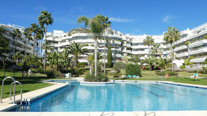 Sea views from this stunning 3 bedroom frontline beach apartment in Playa Esmeralda