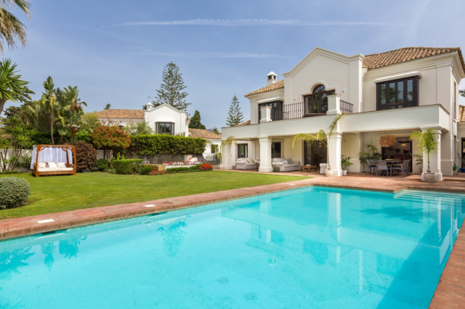 An elegant beachside 5 bedroom family villa in Casasola