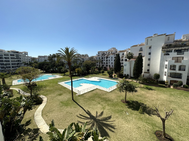 Hermoso apartamento de 2 dormitorios con orientación oeste lado playa en Terrazas de Banus, Puerto Banus.  