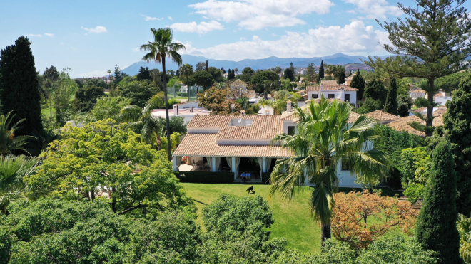 Villa familiar de 4 dormitorios en primera línea de golf en Guadalmina Alta