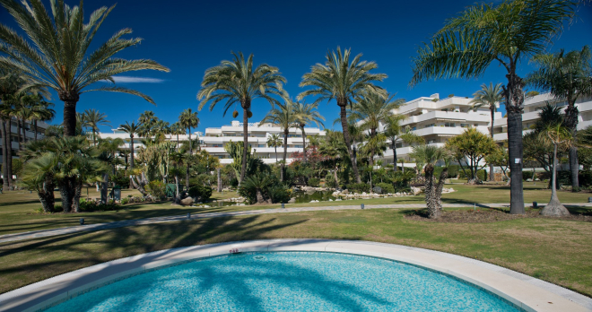 Frontline beach apartment in Los Granados in Puerto Banús