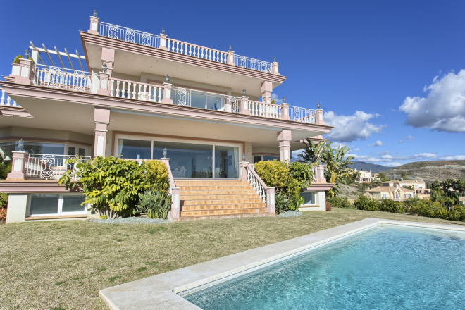 Luxury 8 bedroom villa with spectacular panoramic views in Flamigos Golf Resort