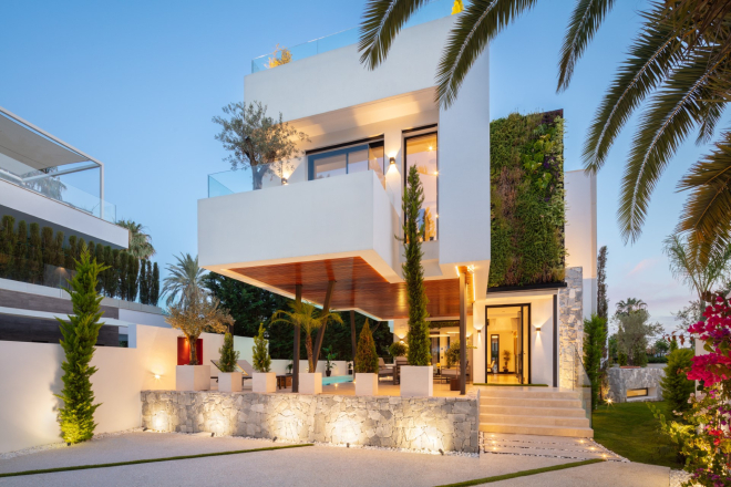 Modern 5 bedroom villa just steps from the beach in Casablanca, Marbella Golden Mille