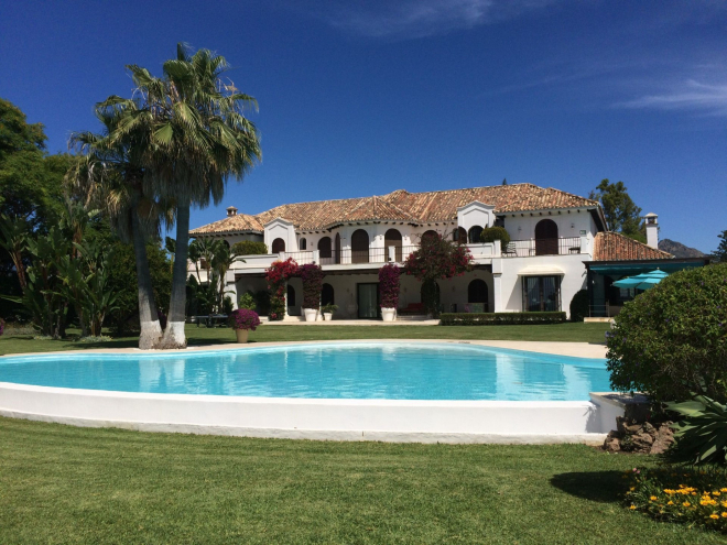 Luxury beachfront villa in El Paraiso Barronal, Estepona, Malaga