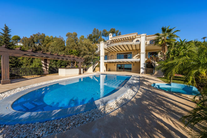 Lujosa villa de 7 dormitorios en Los Altos de los Monteros, Marbella