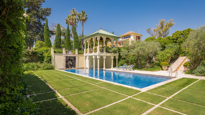 Inmaculada villa familiar de 9 dormitorios junto a la playa en el Marbella Club, Milla de Oro de Marbella