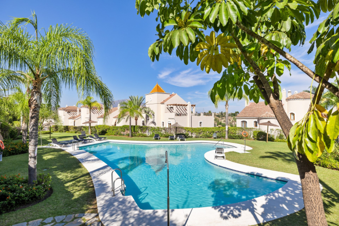 Chic casa adosada de 4 dormitorios en Paraiso Hills, Nueva Milla de Oro