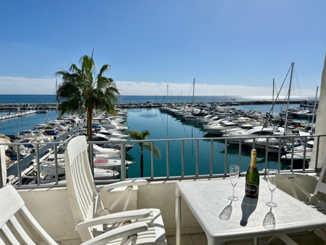 Vistas panorámicas al mar desde este ático en primera línea en Puerto Banús Marina