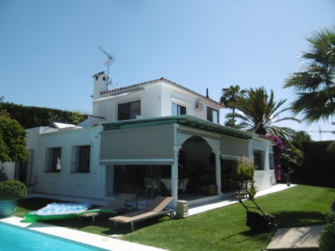 Charming villa with guest house in Rocio Nagueles