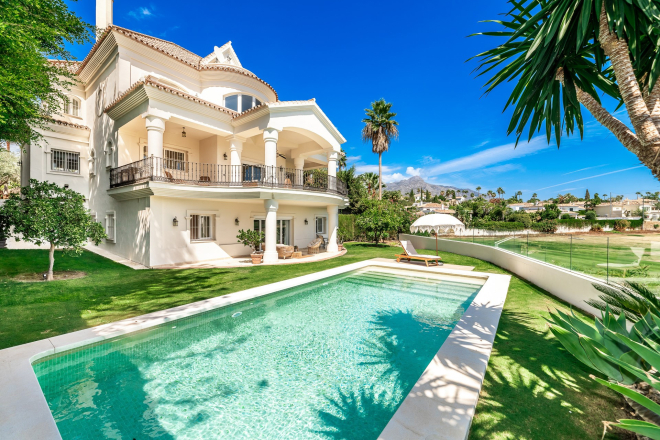 Frontline golf 7 bedroom villa in Los Naranjos Golf