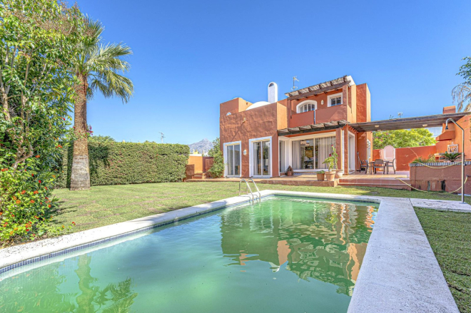 Villa familiar con amplio jardín y piscina en Nueva Andalucía