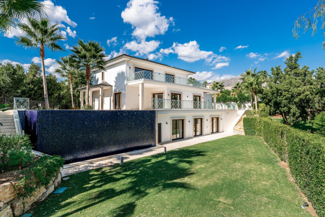 5 bedroom top quality frontline golf villa in Nueva Andalucia