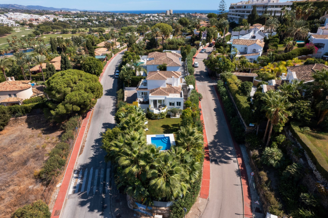 Luxurious 4 bedroom villa in Las Brisas, Nueva Andalucia