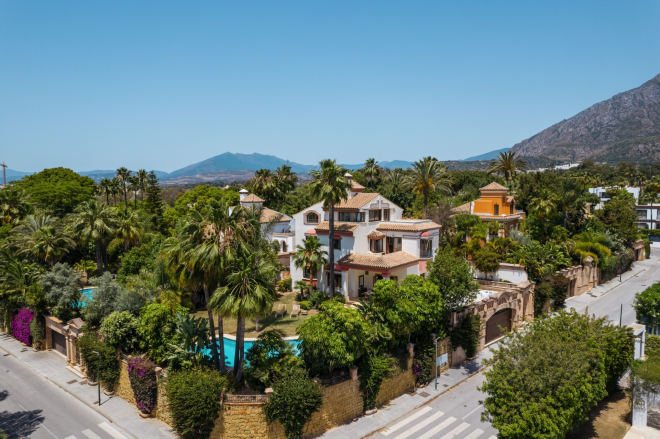 Villa de estilo andaluz de 5 dormitorios en Altos de Puente Romano