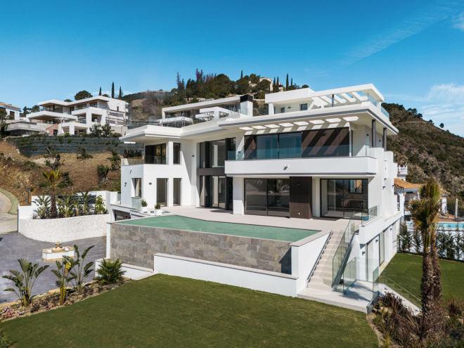 Luxurious 6 bedroom villa in Lomas de La Quinta, Benahavis.