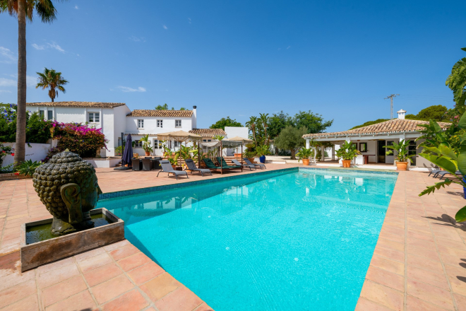 Exceptional 7 bedroom villa with guest house in Cancelada, Estepona