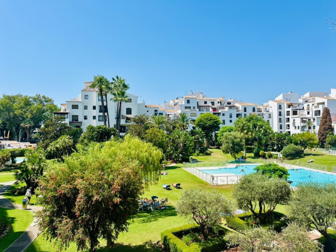 Apartamento de 2 dormitorios en Terrazas de Banus con vistas a la piscina