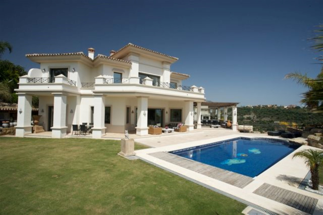 Luxury family villa frontline golf in Los Arqueros, Benahavis