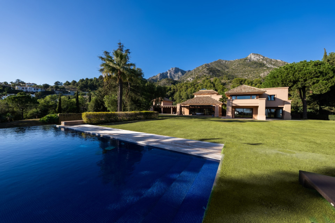 Outstanding prestigious villa in the tranquil area of Cascada de Camojan