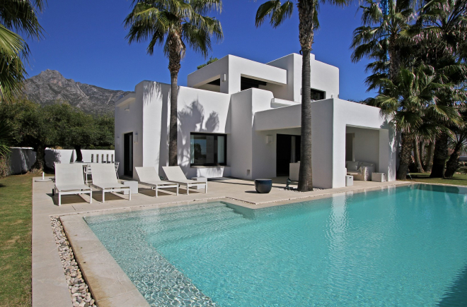 Luxury Ibiza style villa in Altos de Puente Romano