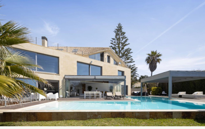 Stunning frontline beach 5 bedroom villa East of Marbella town