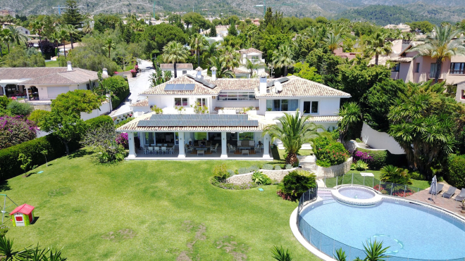 Stylish family villa with extensive gardens located in Rocio Nagüeles