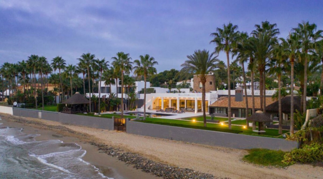 Espectacular villa en primera línea de mar en Los Monteros Playa