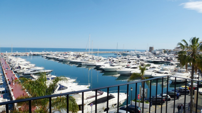 A luxurious penthouse frontline in Puerto Banus